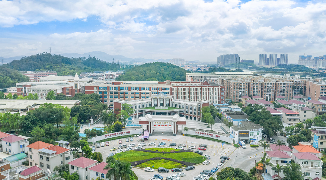 廣東碧桂園學(xué)校正門(小).jpg